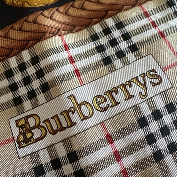Authentic Burberry scar - Picture 5 of 9